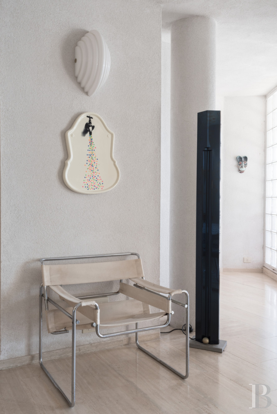 En Sicile, à l’est de Palerme, une maison d’inspiration moderniste en balcon sur la mer - photo  n°17